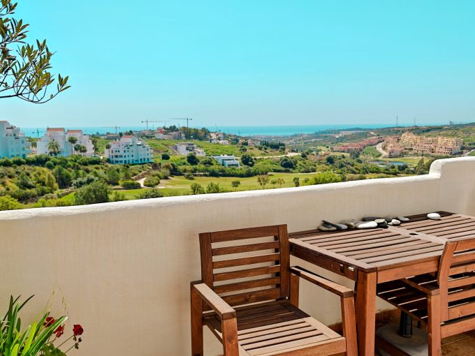 Piso de 2 dormitorios con vistas al mar y al golf en Valle Romano