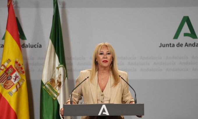 Woman speaking at a lectern during a Junta de Andalucía press conference